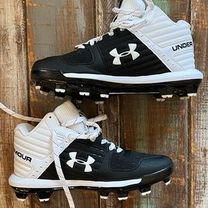 Under Armour cleats boys size 5Y (Big boys)